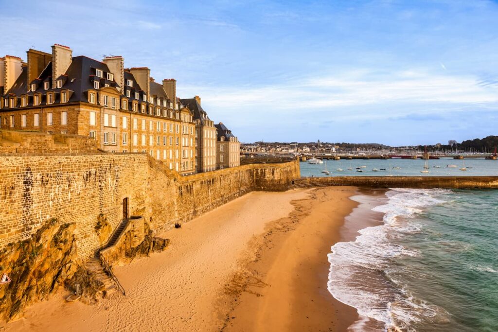 Discover Saint-Malo during an educational language trip for international students.