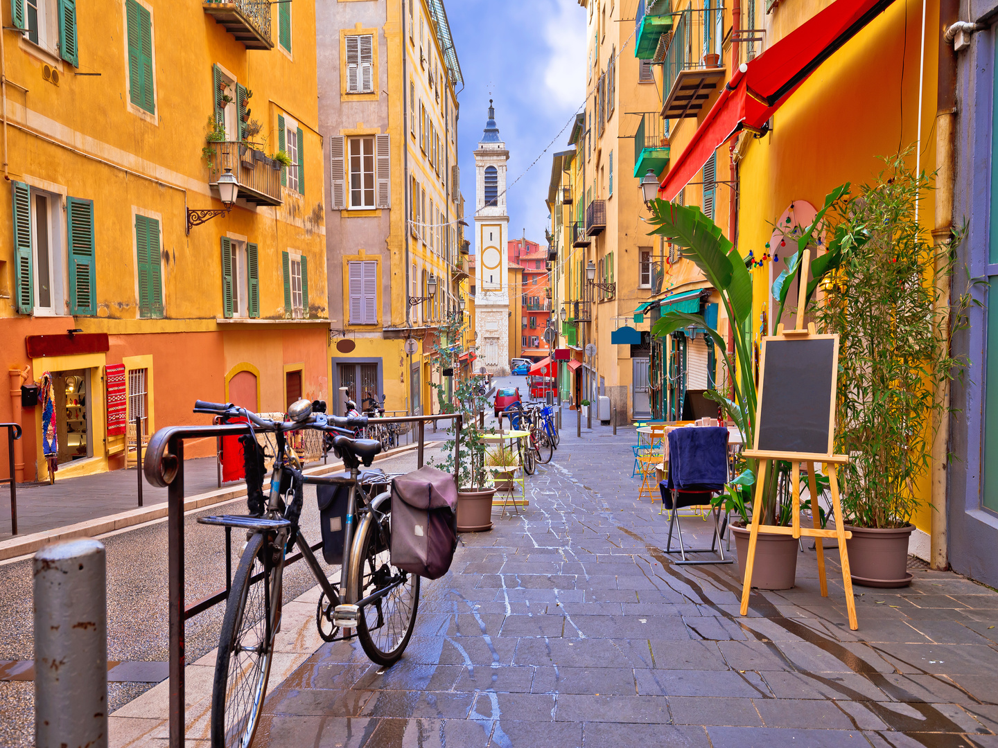 Discover the French Riviera while a cultural tour for international students